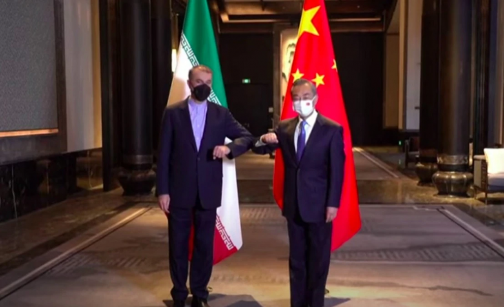 Иранският външен министър Амир Абдолахиан (вляво) и китайският му колега Ван И в Пекин (източник: YouTube)