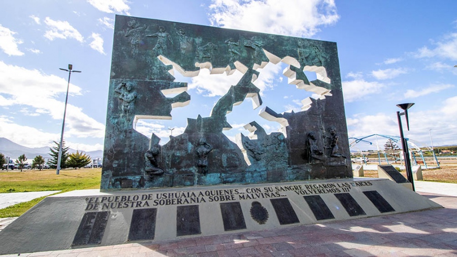 Паметник в помет на жертвите от Малвинската война в град Ушуая.