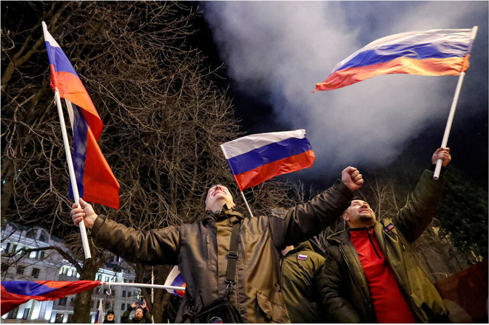 Жители на Донецк празнуват признаването на независимостта им от страна на Русия.  Снимка: Ройтерс