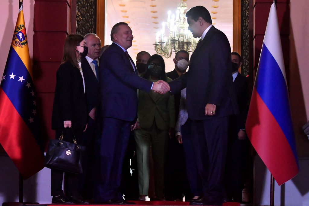 Венесуелският президент Николас Мадуро (вдясно) се ръкува с руския вицепремиер Юрий Борисов в президентския дворец в Каракас. Снимка: Prensa Presidencial