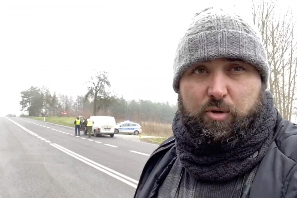 Пабло Гонсалес на шосе в Полша по време на свой репортаж. Снимка: publico.es