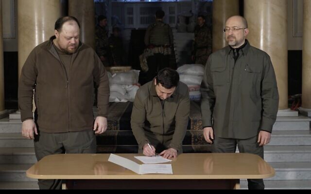 Президентът Володимир Зеленски подписва молбата на Украйна за членство в ЕС. Вдясно е премиерът Денис Шмихал, вляво - шефът на Радата Руслан Стефанчук. Снимка: Фейсбук