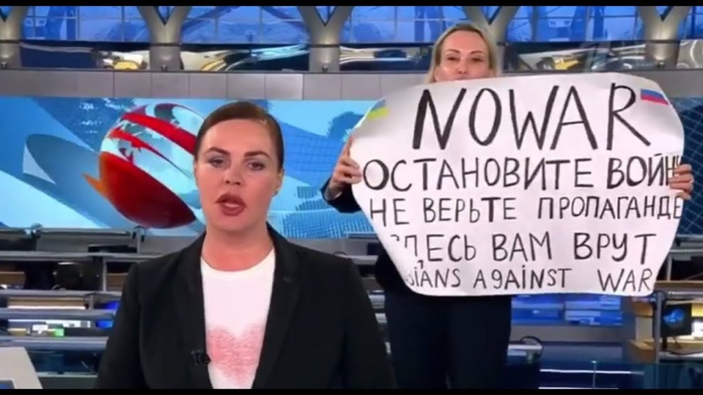 Момент от информационната мисия "Время", когато в кадър връхлита Мария Овсяникова с антивоенния си плакат. Снимка: YouTube
