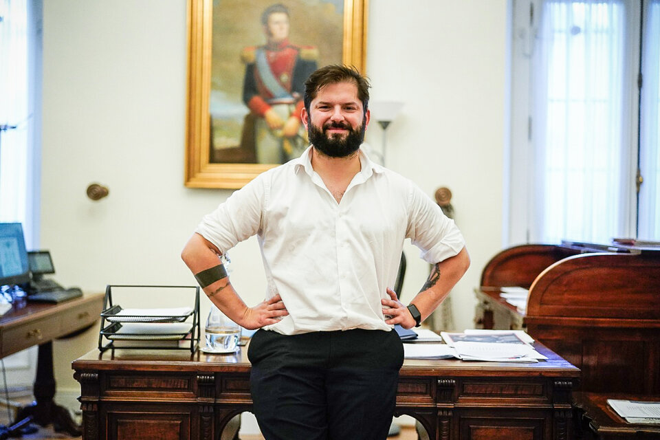 Габрел Борич позира в неформално облекло в кабинета си в президентския дворец "Ла Монеда" спциално за интервюто пред аржентинското издание „Página 21”