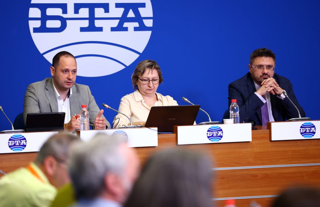 Петър Витанов (вляво) по време на изказването си на конференцията в БТА