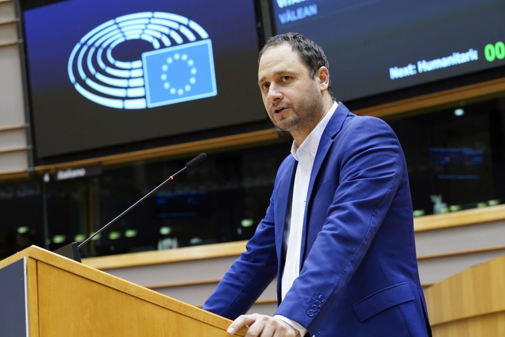 Петър Витанов по време на изказване в Европарламента.