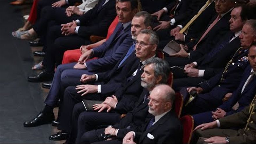 Педро Санчес, крал Фелипе и Йенс Столтенберг в Кралския театър в Мадрид на честването на 40 г. от влизането на Испания в НАТО. Снимка: infolibre.es