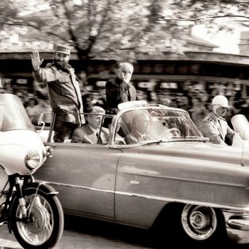 Фидел Кастро маха на българските си посрещачи от официалната кола в кортежа в София на 17 май 1972 г.