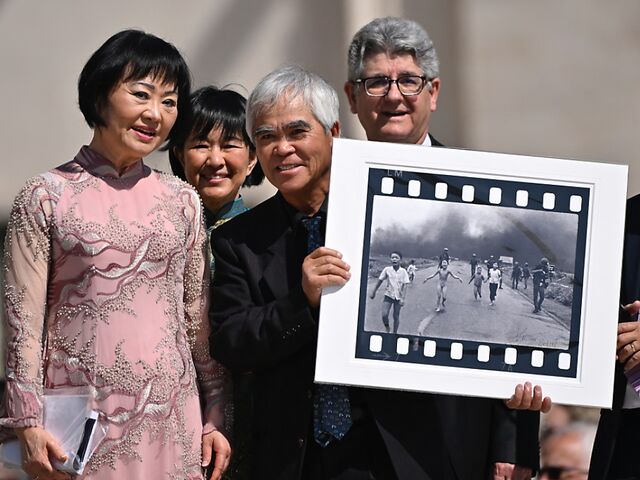 59-годишната днес Ким Фук (вляво) и авторът на легендарната снимка Ник УТ, който държи разпечатка от кадъра в ръцете си. Снимка: publico.es