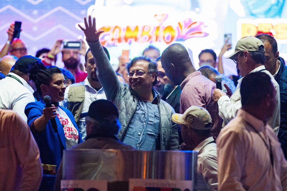 Густаво Петро, новоизбраният президент на Колумбия,  приветства привържениците си. Снимка: EFE