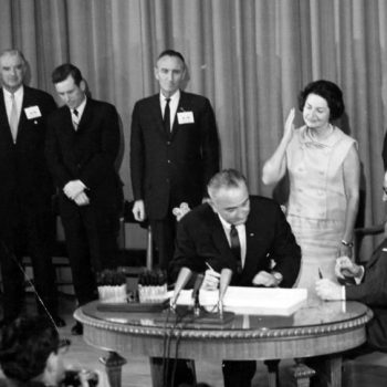 Президентът Джонсън подписва Закона за социалното осигуряване от 1965 г. Wikimedia commons