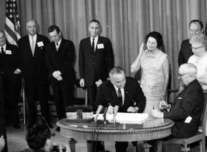 Президентът Джонсън подписва Закона за социалното осигуряване от 1965 г. Wikimedia commons