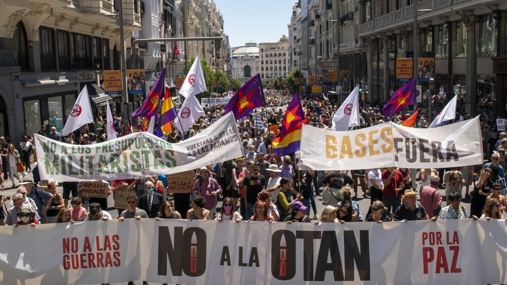 Антивоенното шествие минава по централната улица "Гран Виа" в Мадрид. Снимка: elpais.com