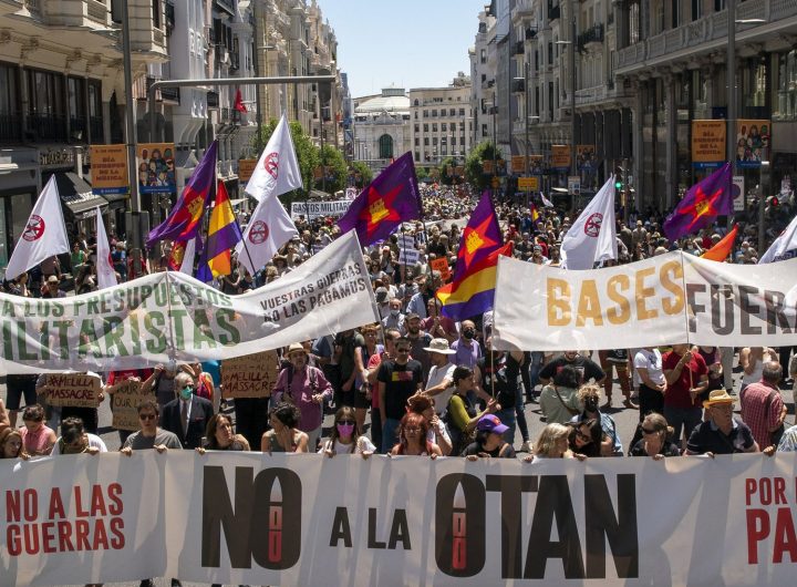 Антивоенното шествие минава по централната улица "Гран Виа" в Мадрид. Снимка: elpais.com