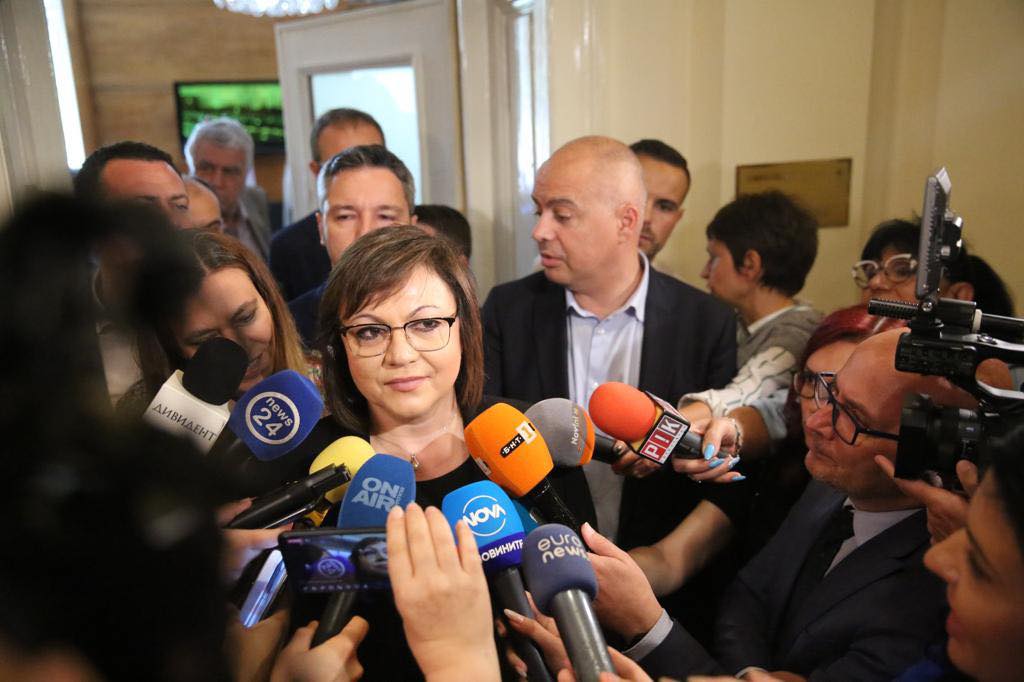 Лидерката на БСП Корнелия Нинова обяви на 1 юли, че БСП започва преговори с ПП и ДБ по съставяне на ново правителство. Снимка: Фейсбук на Корнелия Нинова