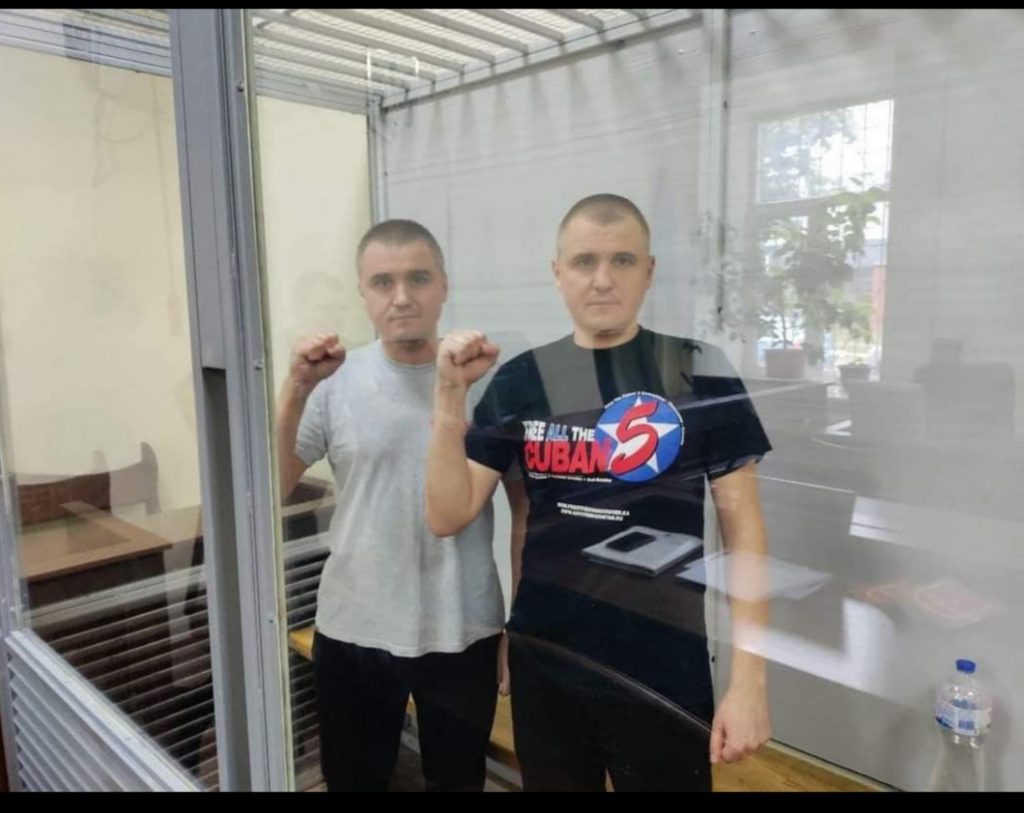 Братята Олександър и Михайло Кононович в залата на украинския съд. Михайло е с тениска от кампанията за освобождаване на "Петимата кубинци".