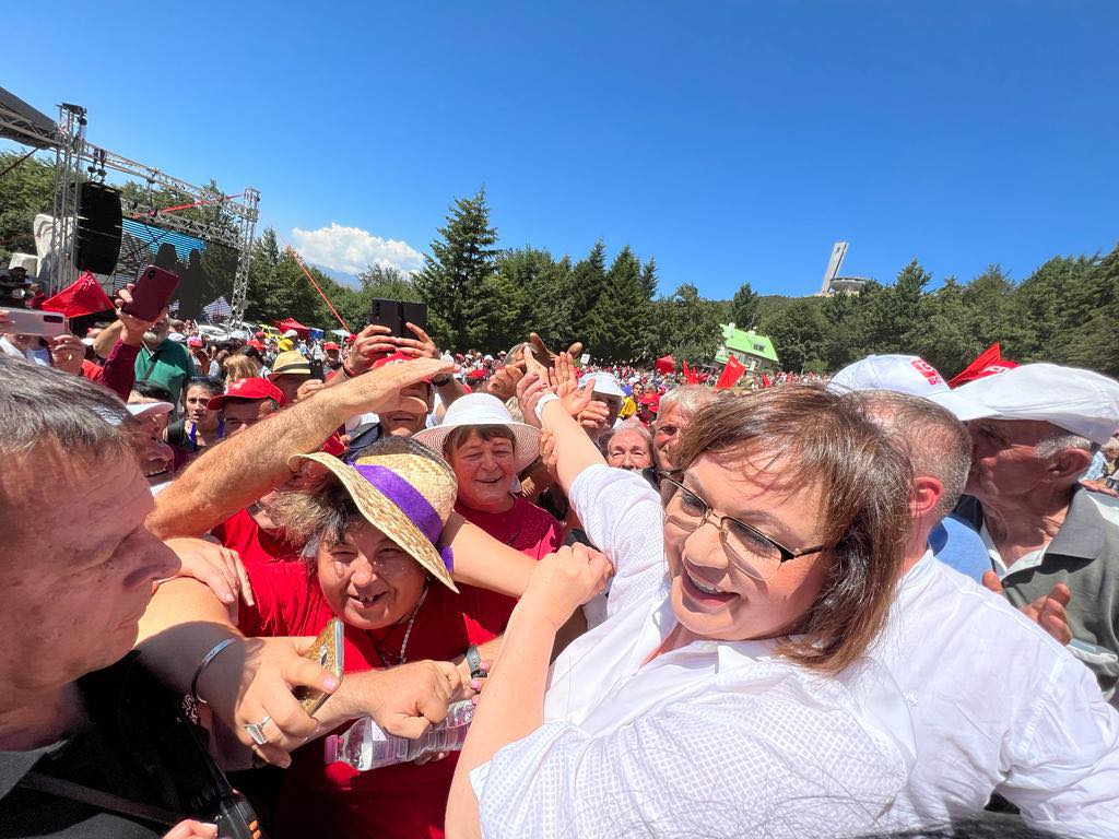 Корнелия Нинова се радва на почитатели на Бузлуджанската поляна. Снимка: Фейсбук профил на Корнелия Нинова