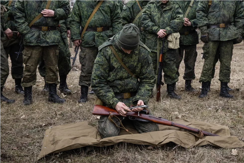 Мобилизиран в ЛНР, докато се подготвя да се присъедини към народната милиция. Луганск, 27 февруари 2022 г.
Станислав Красилников / ТАСС