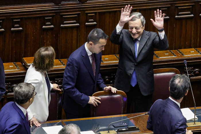 Марио Драги маха са сбогом в Сената, след като стана ясно, че оставката му е неизбежна. Усмивката му подсказва, че май е искал точно това. Снимка: ANSA