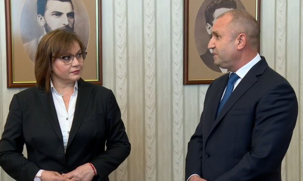 Корнелия Нинова и Румен Радев при връщането на третия мандат от соцлидерката.