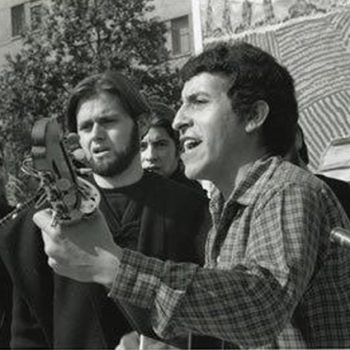 Виктор Хара пее на митинг в Сантяго през 1972 г.  заедно със състава "Килапаюн"