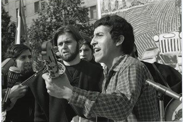 Виктор Хара пее на митинг в Сантяго през 1972 г.  заедно със състава "Килапаюн"