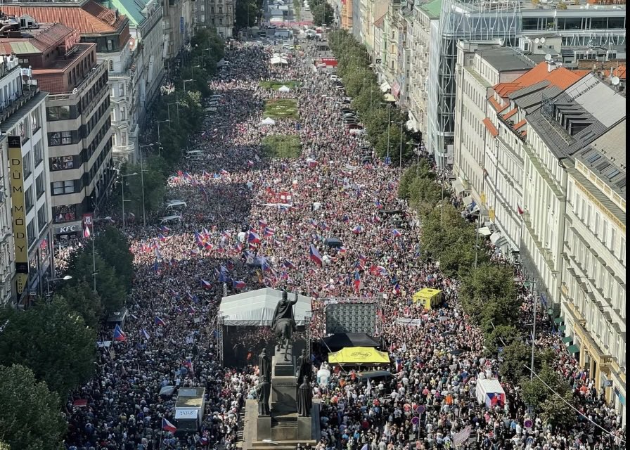 70-хиляден митинг на Вацлавския площад в Прага протестира срещу поскъпването на горивата и живота. Снимка: Туитър