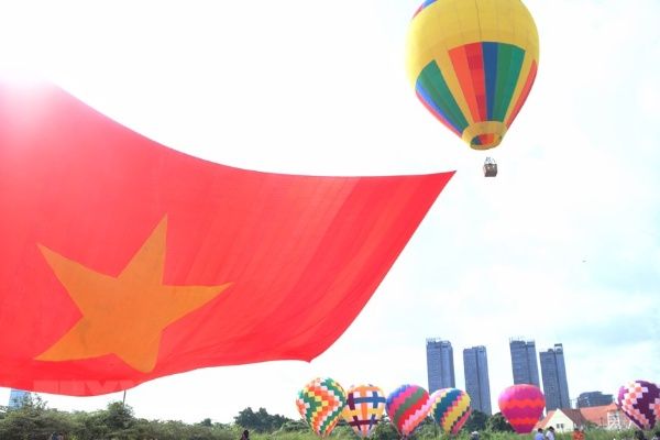 Гигантско виетнамско знаме бе издигнато с балони над град Хо Ши Мин по повод националния празник на страната. Снимка: vietnamplus.vn