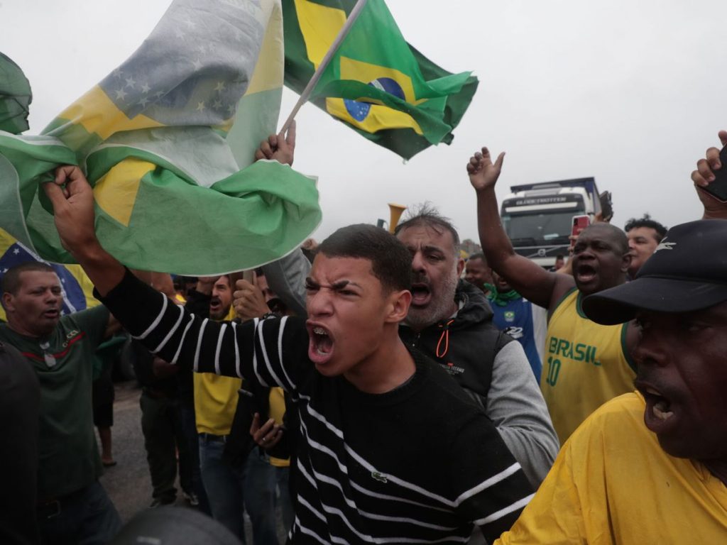 Участниците в пътните блокади на болсонаристите в Бразилия не изглеждат никак мирно. Снимка: elconfidencial.com
