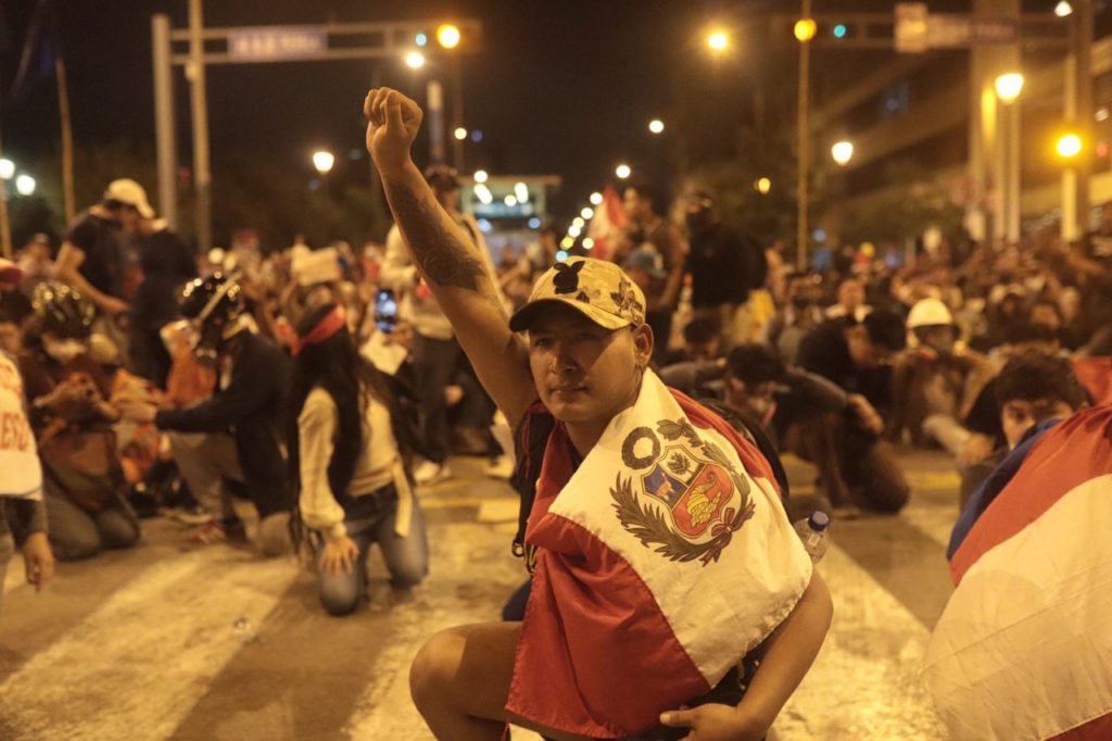 Улична блокада в Лима срещу преврата, свалил Педро Кастийо. Снимка: resumenlatinoamericano.org