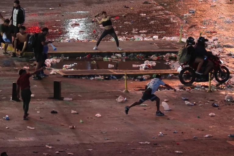 Запалянковци замерват полицията с камъни и бутилки при сблъсъците около Обелиска в Буенос Айрес. Снимка: resumenlatinoamericano.org