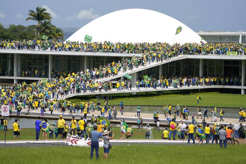 Болсонаристи превзеха на 8 януари сградите на Конгреса (на снимката), на Върховния съд и на президентството в столицата Бразилия. Снимка: ferplei.com