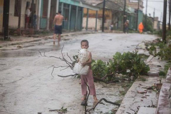 6-годишният Хосе Даниел де ла Торе Санпиер стана герой на кубинските медии, когато през септември Куба бе връхлетяна от жесток ураган. Момченцето от Пунта Алегр, Сиего де Авила, извади заедно с майка си от морето запратен там от стихията бюст на Хосе Марти и го отнесе в училището си, защото "мястото му е там, до знамето". Снимка: cubadebate.cu