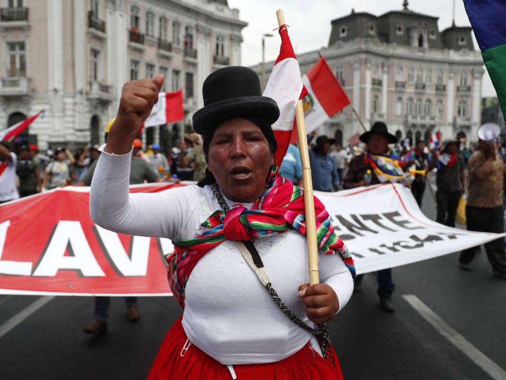 Много жени от коренните народи аймара и кечуа са в първите редици на протестния "Поход от четирите посоки", осъществил "Превземането на Лима". Снимка: elconfidencial.com