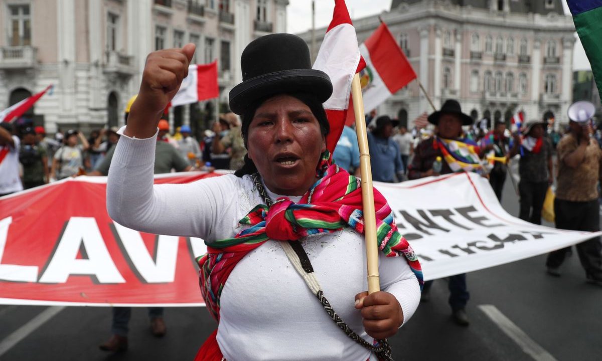 Много жени от коренните народи аймара и кечуа са в първите редици на протестния "Поход от четирите посоки", осъществил "Превземането на Лима". Снимка: elconfidencial.com