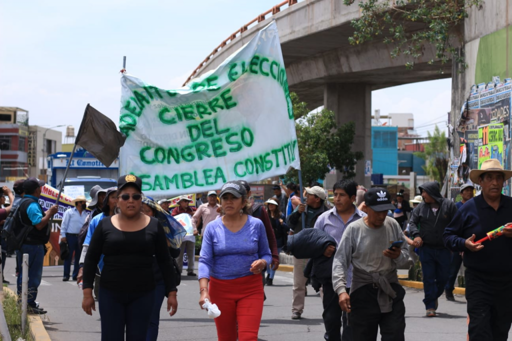 Протестни шествия и блокади на пътища и транспортни възли бележат безсрочната обща стачка в Перу против свалянето на законния президент и с искания за нова конституция. Снимка: resumenlatinoamericano.org