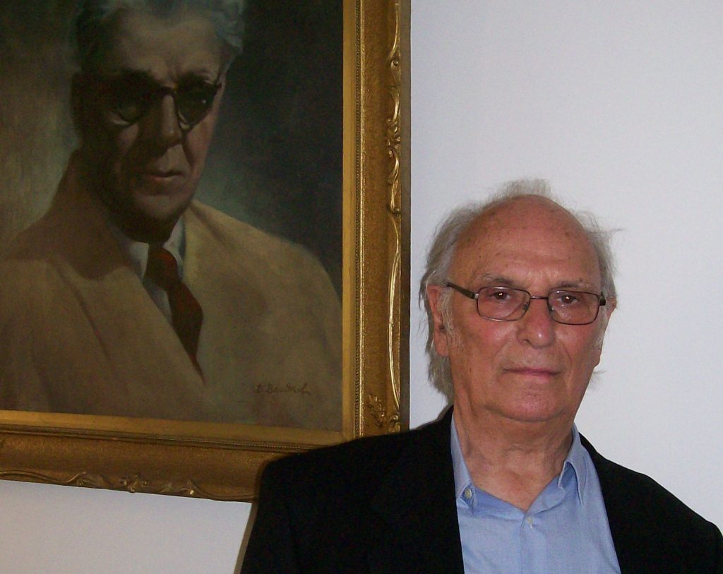 Карлос Саура в НАТФИЗ, пред портрета на Кръстьо Сарафов, по време на гостуването му в София през 2013 г. Снимка: Къдринка Къдринова