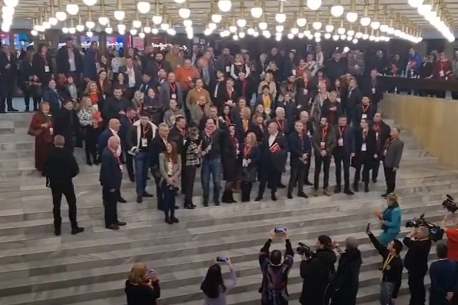 Недоволни от начина на провеждане на заседанието на 50-ия конгрес на БСП на 11 февруари излязоха още по време на форума  да скандират "Оставка!" за Нинова на стълбите пред конгресната зала в НДК. Снимка: Фейсбук