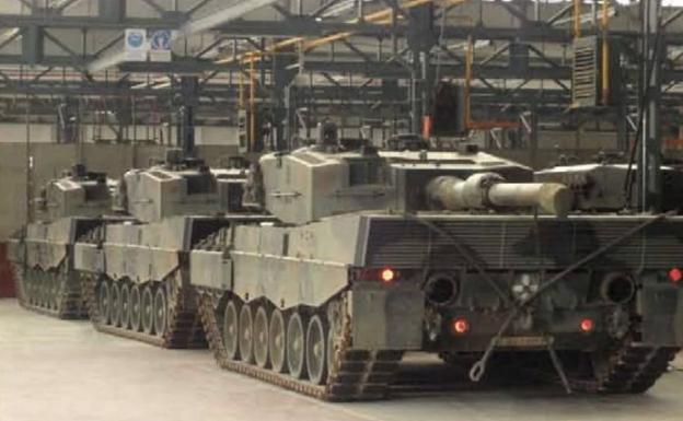 Притежаваните от Испания германски танкове "Леопард"  от остарелия модел 2А4 от години са на склад край Сарагоса. Пет от тях след ремонт ще заминат за Украйна. Снимка: hoy.es