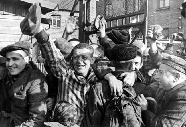 Концлагеристи от Освиенцим се радват и прегръщат войник от освободилата ги в кря н януари 1945 г. Червена армия
