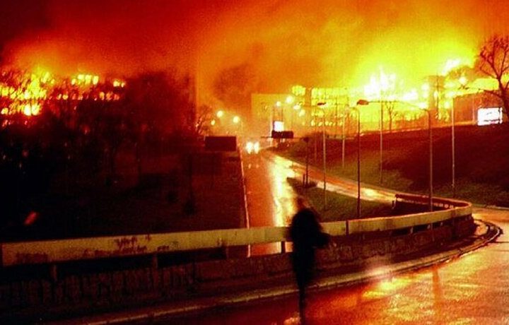 Зарево над вечерен Белград - от бомбите на НАТО, започнали да се сипят над града вечерта на 24 март 1999 г. Снимка: Фейсбук