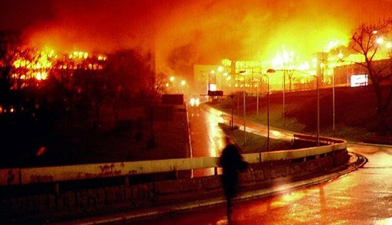 Зарево над вечерен Белград - от бомбите на НАТО, започнали да се сипят над града вечерта на 24 март 1999 г. Снимка: Фейсбук