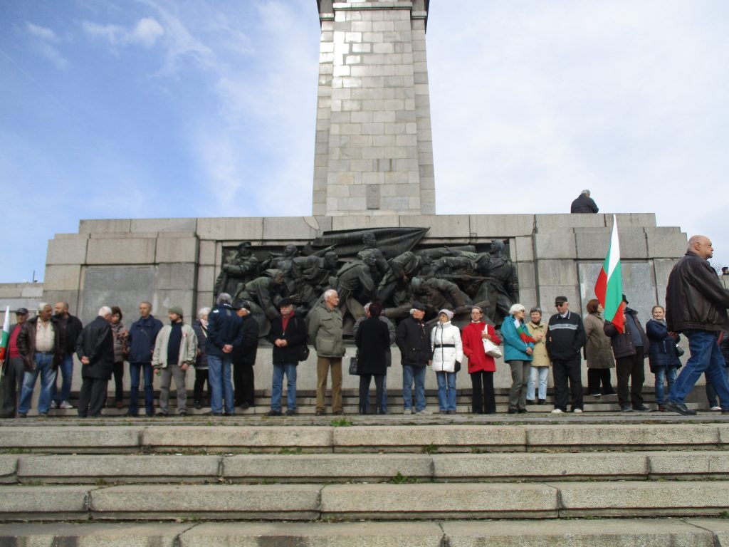 По призив на Българския антифашистки съюз днес жива верига опаса паметника на Съветската армия в знак на протест срещу решението на СОС за "премахването" му. Снимка: Къдринка Къдринова