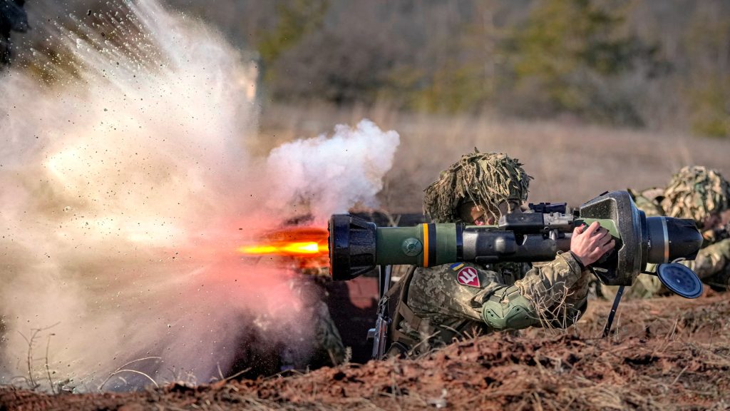 Украински военнослужещ стреля от позиция срещу противника