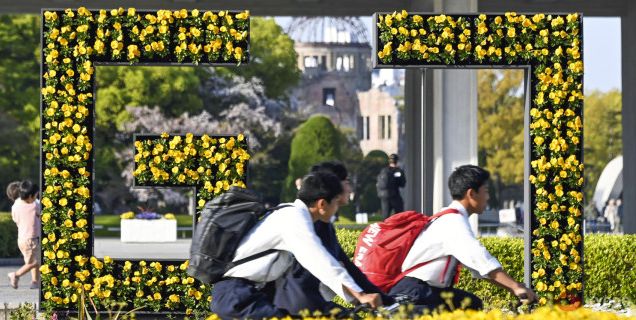 Хирошима и Нагасаки са украсени тези дни с логото на Г 7, обкичено с цветя, защото там се навъртат участниците в срещата на върха на седемте най-развити икономики. Три от тях са били в оста Рим-Берлин-Токио през Втората световна, а други три - в надвилата ги антихитлеристка коалиция. Намират се и протестиращи, които още питат защо загиваха жертвите на атомните бомбардировки на САЩ над Япония през 1945-та и научило ли е нещо човечеството от трагедиите си. Снимка: kyodonews.net