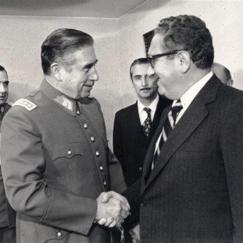 Срещата между Аугусто Пиночет и Хенри Кисинджър в Сантяго на 8 юни 1976 г. преминава в сърдечна атмосфера. Снимка: elsiglo.cl