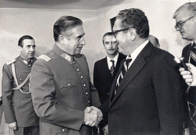 Срещата между Аугусто Пиночет и Хенри Кисинджър в Сантяго на 8 юни 1976 г. преминава в сърдечна атмосфера. Снимка: elsiglo.cl
