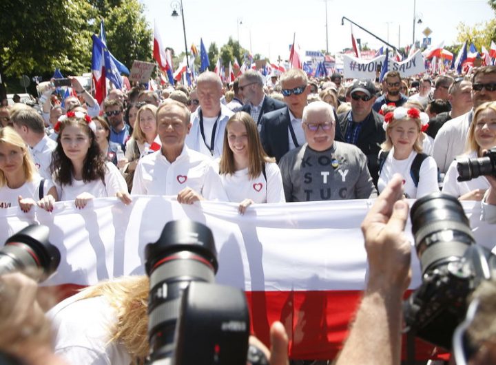 В челната редица на шествието във Варшава на 4 юни вървяха Доналд Туск и Лех Валенса. Снимка: newspix.pl