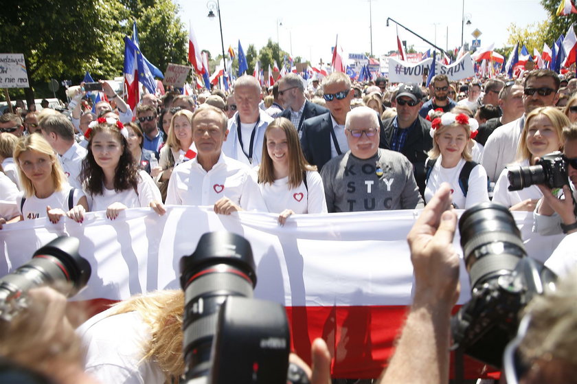 В челната редица на шествието във Варшава на 4 юни вървяха Доналд Туск и Лех Валенса. Снимка: newspix.pl