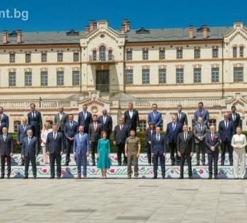 Семейна снимка на участниците в срещата на Европейската политическа общност в Кишинев. Снимка: president.bg